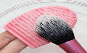 Силиконова Гъба за Почистване на Четки за Грим Brush Egg