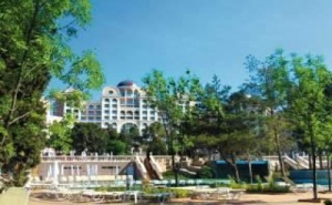 Първа Линия Топ Хотел с Чадър и Шезлонг на Плажа, All Inclusive до 30.06 от Риу Хелиос Парадайз, <em>Свети Влас</em>