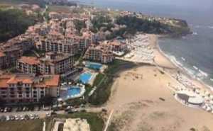 Лукс Ваканция на Първа Линия в Оазис Бийч Клуб, Апартамент След 26.08 със Закуска, Чадър и Шезлонг на Плажа