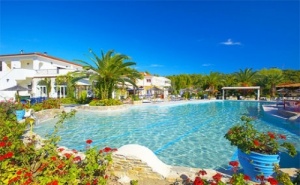 Нощувка на База All Inclusive на човек в Студио + 2 Басейна в Комплекс Chrousso Village**** Палиури, <em>Халкидики</em>