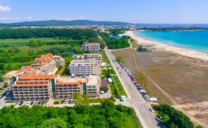 Ранно Лято на Първа Линия в <em>Приморско</em>. Нощувка, Закуска и Вечеря или All Inclusive + Басейн в Хотел Престиж Сити 2!