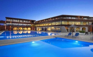 Ранни Записвания Гърция, 5 Дни за Двама Полупансион в Blue Dolphin Hotel