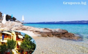 Лято 2019 на Остров Амулиани, Гърция! Нощувка със Закуска за Двама, Трима или Четирима в Хотел Gallery