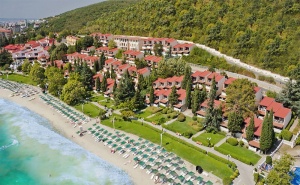 Цяло Лято на Първа Линия! All Inclusive + Аквапарк, Басейн и Детска Анимация във Вили <em>Елените</em>!