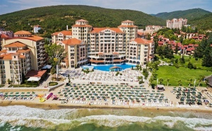 Първа Линия & All Inclusive + Басейн, Аквапарк и Детска Анимация в Хотел Роял Парк, <em>Елените</em>!