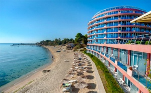 Лято на Първа Линия в Св.св.константин и Елена! All Inclusive + Чадър и Шезлонг на Плажа, 2 Басейна с Минерална Вода и Спа Зона в Хотел Сириус Бийч!