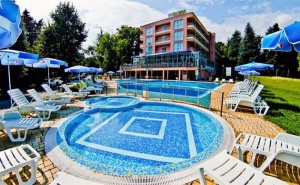 All Inclusive в Топ Сезон + Басейн с Детски Сектор в Хотел Глория 3*, Св.св Константин и Елена!
