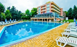 На Море през Май, Юни и Септември в Св. Св. Константин и Елена! All Inclusive + Басейн с Детски Сектор в Хотел Глория 3*, на 5Мин. от Плажа!