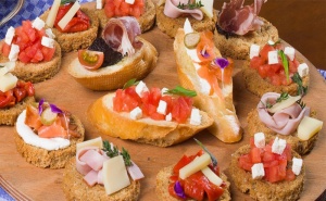 130 Броя Солени Хапки + 30 Броя Кокосови Топки от H&d Catering!
