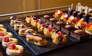 150Бр., Хапки в Комбиниран Микс от Сладки и Солени Изкушения от H&d Catering!