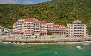 Първа Линия, All Inclusive + Басейн и Аквапарк в Хотел Роял Бей, К.к. <em>Елените</em>!