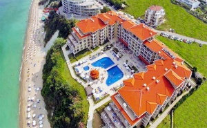 Цяло Лято на Първа Линия в Бяла! All Inclusive + Басейн, Шезлонги и Чадър на Плажа в Хотел Бяла Бийч Ризорт!