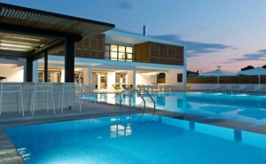 Специална Цена за Май в The Oak Hotel - <em>Керамоти</em>, Гърция за Три Нощувки със Закуска, Открит Басейн, Безплатен Интернет и Паркинг / 01.05.2019 - 30.05.2019