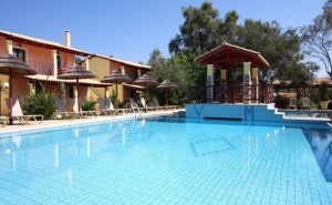 Специална Оферта - Безплатно за Деца до 12 г. в Хотел Villaggio Maestro - <em>Лефкада</em>, за Три Нощувки със Закуска, Външен Басейн, Детски Басейн и Площадка за Игра /01.06.2019 - 14.06.2019