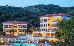 Hb = Ai -Плащате Засука и Вечеря, А Ползвате Ол Инклузив в Theoxenia Hotel на Урануполи - Касандра, 4 Броя Външни Басейни, Шезлонги и Чадъри на Плажа-Безплатни / 24.05.2019 - 31.05.2019