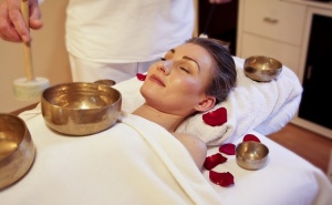 Релаксиращ масаж със злато + солен кът от Nail & Relax Bar, София