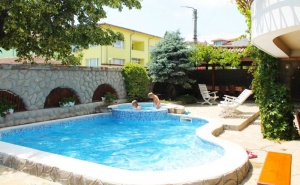 Нощувка на човек на База All Inclusive + Басейн в Семеен Хотел М1, <em>Приморско</em>! Дете до 12Г. - Безплатно!