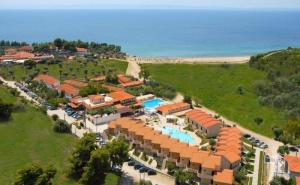 Пясъчен Частен Плаж на <em>Ситония</em> - Халкидики в Хотел Village Mare за Три Нощувки на човек със Закуска и Вечеря и Басейн / 06.06.2019 - 09.06.2019
