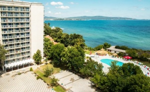Специално Предложение 14.06 - 19.06! Нощувка на човек на База All Inclusive + Басейн, Шезлонг и Чадър от Хотел Кремиковци, на 1-Ва Линия в <em>Китен</em>