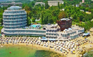 All Inclusive, Първа Линия, 3 Басейна + Шезлонг и Чадър на Плажа от Спа Хотел Сириус Бийч, Св.св Константин и Елена!