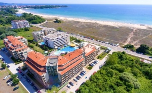 На Първа Линия през Юни в <em>Приморско</em>! Нощувка на човек на База All Inclusive + Басейн от Хотел Престиж Сити 2. Дете до 12Г. - Безплатно