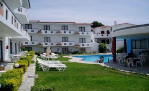 Със Закуска и Вечеря в Хотел Dolphin Beach - Касандра, Халкидики, за Три Нощувки на човек, Басейн и Интернет/ 19.06.2019 - 25.06.2019