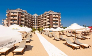 Първа Линия & All Inclusive + Басейн, Шезлонг и Чадър в Хотел Голдън Ина, Слънчев Бряг!