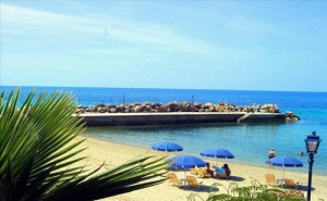 На 30 Метра от Плажа в Хотел Loutra Beach - Касандра, за Четири Нощувки със Закуска, Басейн и Интернет/ 18.06.2019 - 09.07.2019