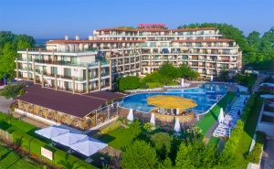 All Inclusive на Първа Линия + Басейн и Анимация за Деца и Възрастни в Хотел Престиж Сити 2, Приморско!