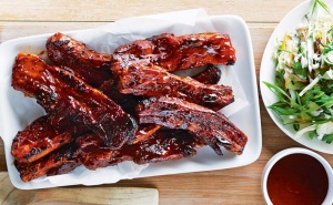 Неустоимо Вкусно Предложение! Свински Ребърца на Барбекю с Мачкани Картофи и Салата по Избор в Ресторант Ел Куку!