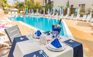 Юли и Август в Созопол! Нощувка със Закуска и Вечеря или All Inclusive + Басейн, Шезлонг и Чадър в Хотел Флагман, на 1Мин. от Плаж Хармани!