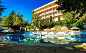 Нощувка на База All Inclusive Light + Басейн в Хотел Вежен, К.к. Чайка, Златни Пясъци