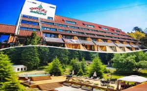 Нощувка на човек със закуска и вечеря* + басейн в хотел Мура*** Боровец