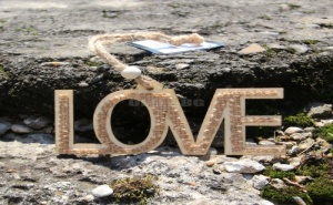 Закачаща се дървена декорация LOVE