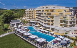 Лято 2022 на Първа Линия в <em>Обзор</em>, All Inclusive с Плаж до 07.07 в Хотел Марина Сандс