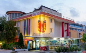 Ранни Записвания Лято 2019 на Първа Линия, Оферта Полупансион до 25.08 в Хотел Ирис, <em>Свети Влас</em>