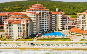Море 2019 на първа линия в Елените! Нощувка на човек на база All Inclusive + басейн, аква парк и шезлонг и чадър на плажа в Андалусия Бийч. Дете до 12г. безплатно!
