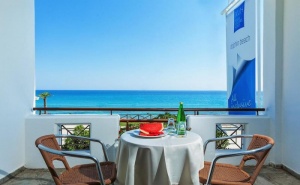 През Септември с 30 % Отстъпка на Закуска и Вечеря в Хотел Dolphin Beach - Касандра, Халкидики, за Една Нощувка на човек, Басейн и Интернет/ 09.09.2019 - 20.09.2019