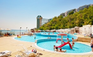 Лято на 1-Ва Линия в Свети Влас! Нощувка на човек на База All Inclusive + Басейн в Хотел Парадайз Бийч. Дете до 12Г. - Безплатно