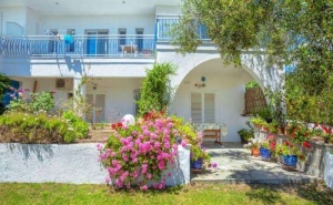 Плащате само Нощувка, А Получавате Закуска и Вечеря, във Faros Apartments - Касандра, за Една Нощувка, Паркинг и Интернет / 14.09.2019 - 30.09.2019