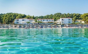 Ползвате Ол Инклузив, А Плащате Закуска и Вечеря в Хотел Dolphin Beach - Касандра, Халкидики, за Пет Нощувки на човек, Басейн и Интернет/ 28.09.2019 - 14.10.2019