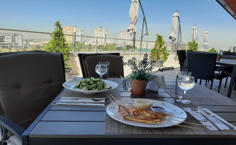 Зелена Салата с Яйце, Пилешки Шишчета Сатай, Минерална Вода и 0.50 Грама Бургас 63 в 4-Звездният Хотел Грами в София