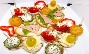 Цели 145 бр. Вкусни и Апетитни Солени Коктейлни Хапки за 58.50 лв. от H&d Кетъринг. Вземете Ги!