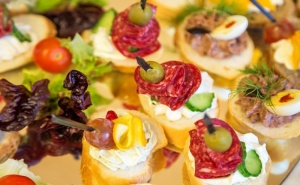 Цели 140 бр. Вкусни и Апетитни Солени Коктейлни Хапки за 54.50 лв. от H&d Кетъринг. Вземете Ги!