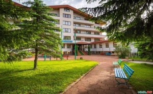 Топ Нова Година в <em>Пампорово</em>, 3 Нощувки с Вечери и Куверти за Двама в Хотел Елина