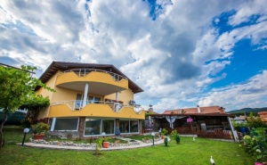 Нощувка за 13 Човека + Spa Зона, Барбекю и Много Удобства в Къща Холидей - с. Огняново - Гоце Делчев
