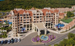 Луксозна Морска Почивка в Елените - Хотел Дизайн Хотел Роял Касъл 5*! Една Нощувка, Закуска, Вечеря, Басейн, Чадър и Шезлонг на Басейна / 15.05 - 07.06.2020