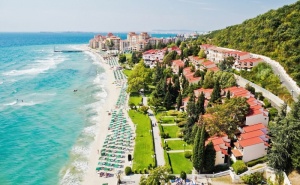 През Юни във Вили <em>Елените</em>! Нощувка на човек на База All Inclusive + Басейн, Шезлонг и Чадър на Плажа. Две Деца до 12Г. Безплатно!