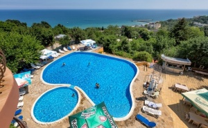 Нощувка на човек на База All Inclusive + Басейн, Чадър и Шезлонг на Плажа от Хотел Аргищ Палас***, <em>Златни Пясъци</em>. Дете до 12Г - Безплатно!