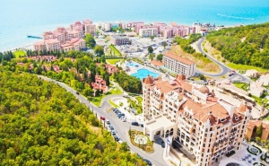 На първа линия в Елените! Нощувка на човек, закуска и вечеря + напитки и леки закуски, басейн и аквапарк от хотел Роял Касъл